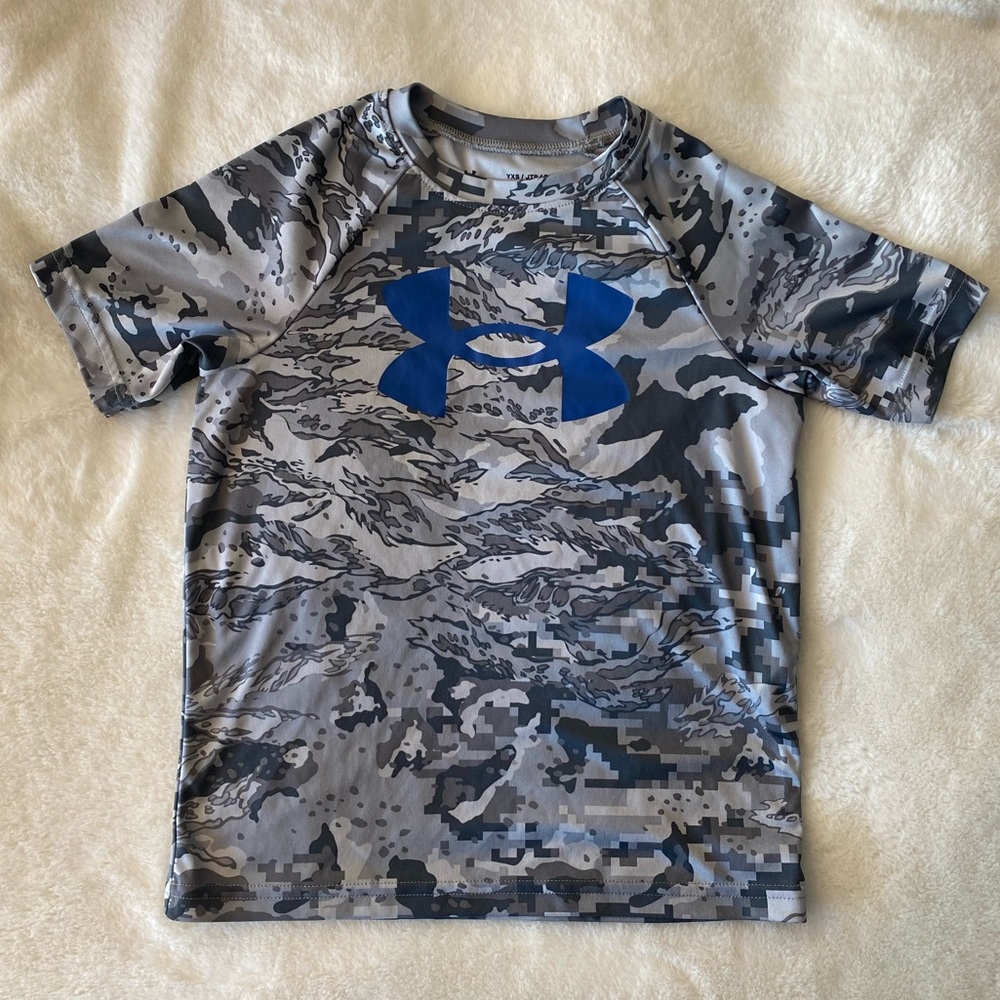 Boys Under Armour loose camouflage shirt, size YXS